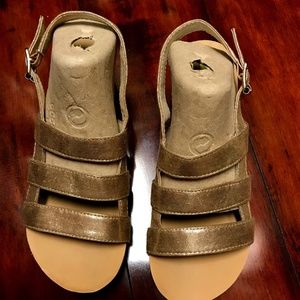 Girls Volatile Gold/ tan sandals SZ 4